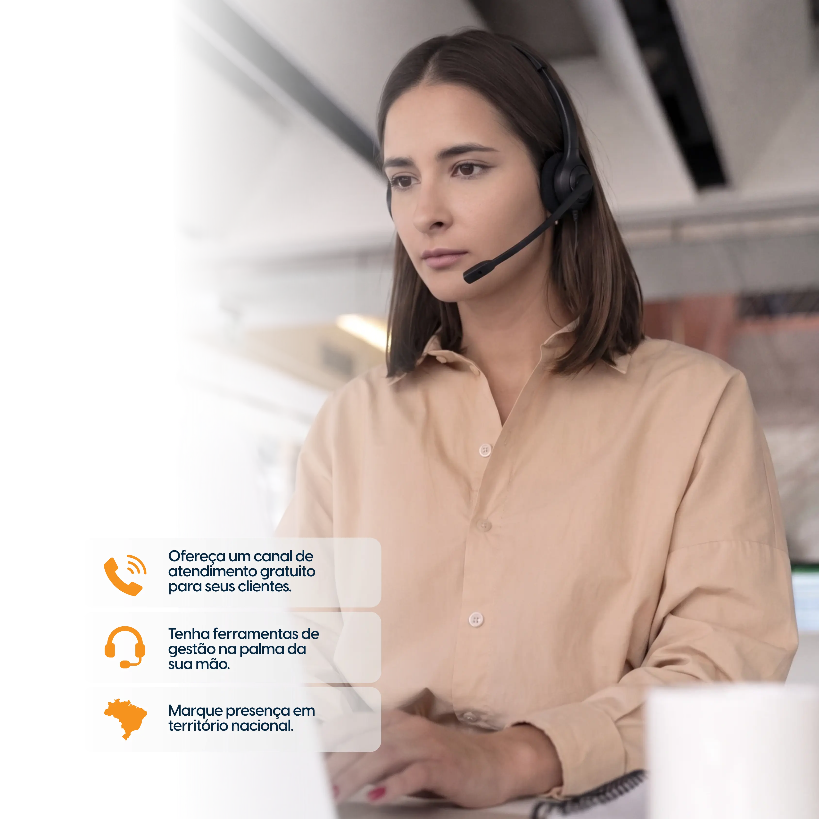 Profissional atendendo clientes com número 0800 virtual da Fale Vono