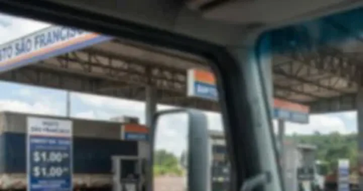 Posto de combustível visto de dentro da cabine de um caminhão