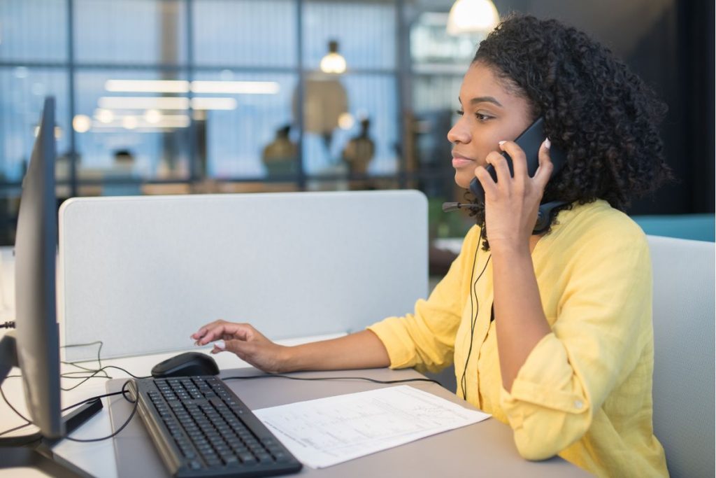 mulher usando estratégias de fidelização de clientes por telefone