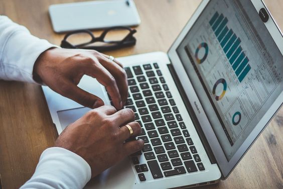 homem executivo monitorando métricas das chamadas pelo computador