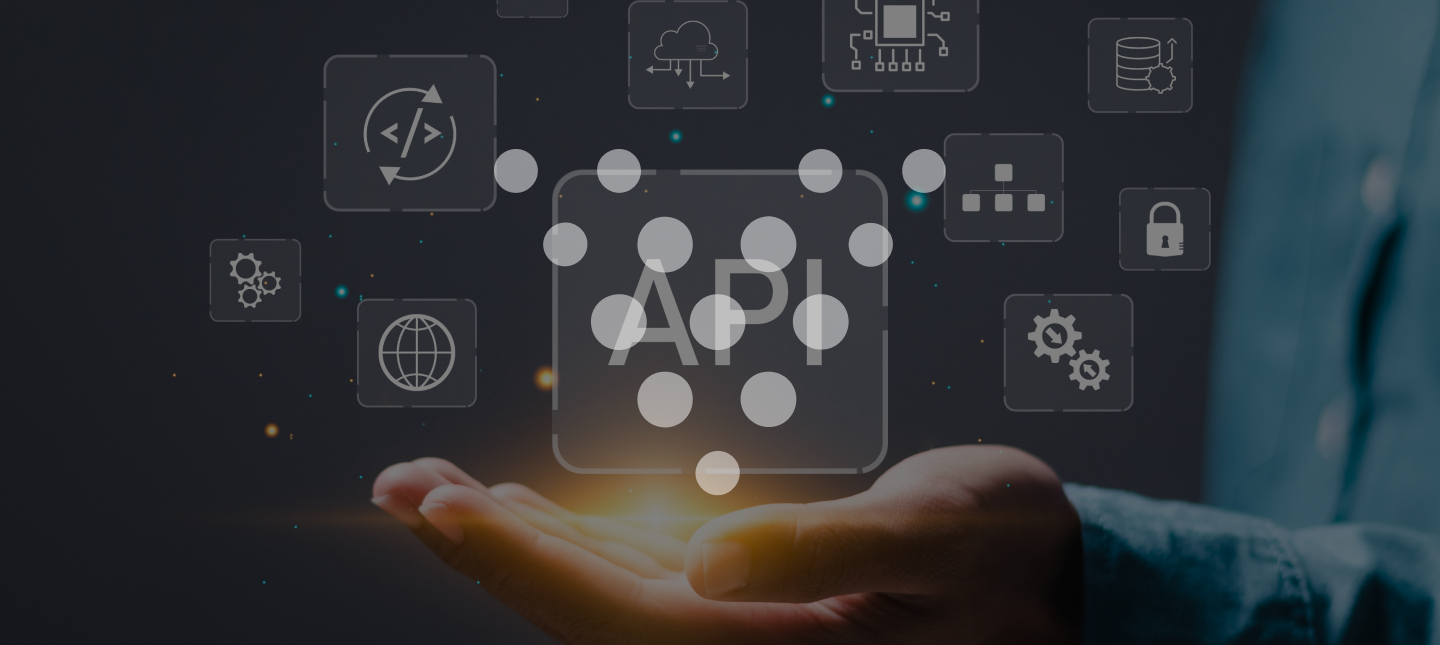 Integração entre sistemas com APIs para melhorar a eficiência operacional.