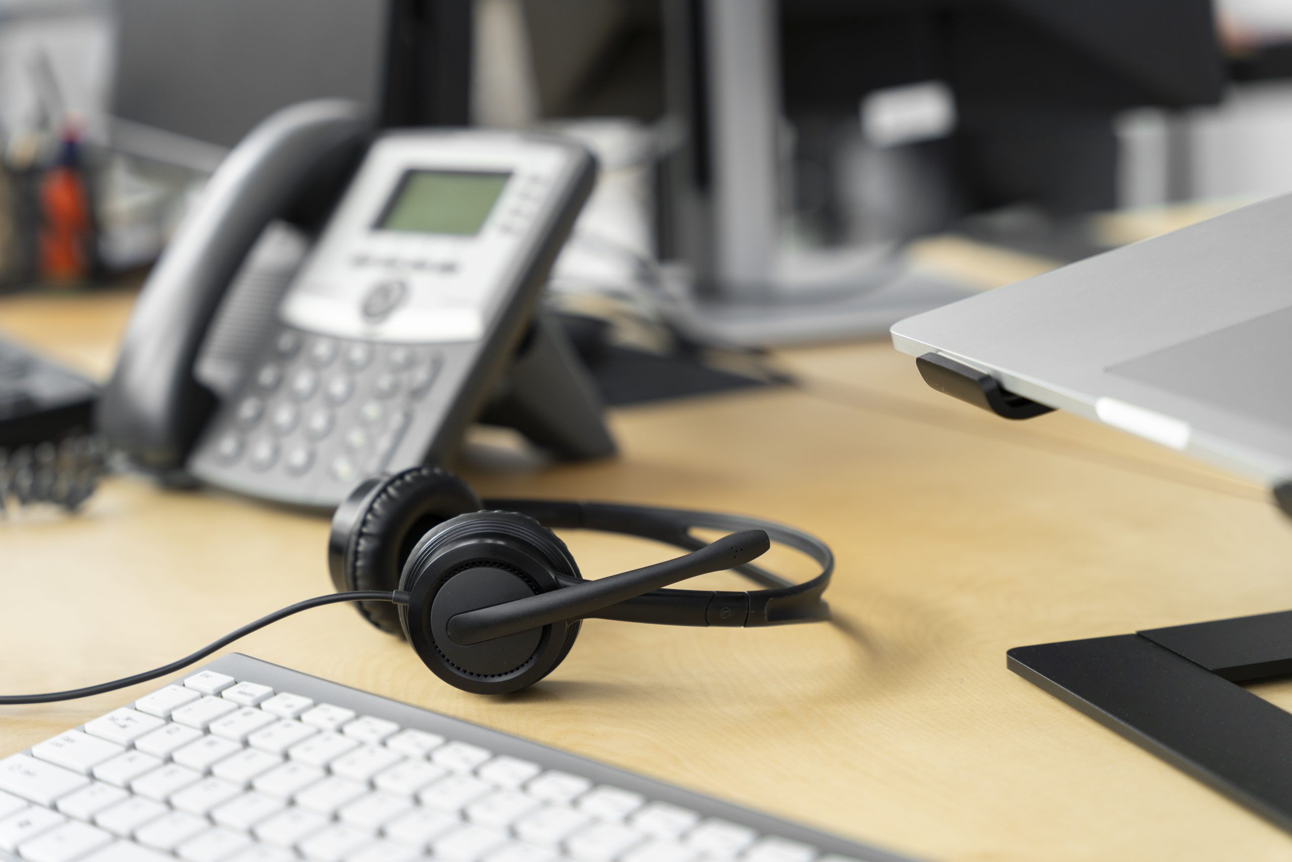 conceito de ATA Telefone IP junto com notebook em escritório