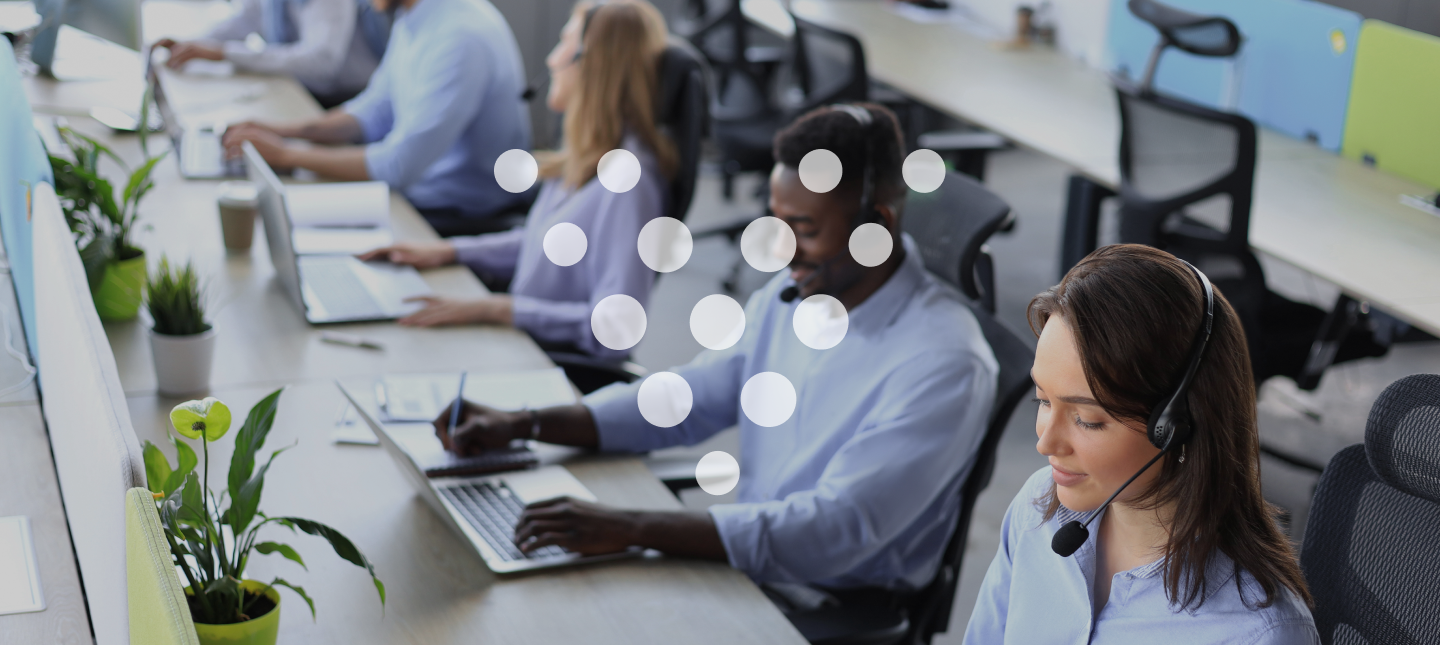 equipe de homens e mulheres de uma central de atendimento usando notebook e headset