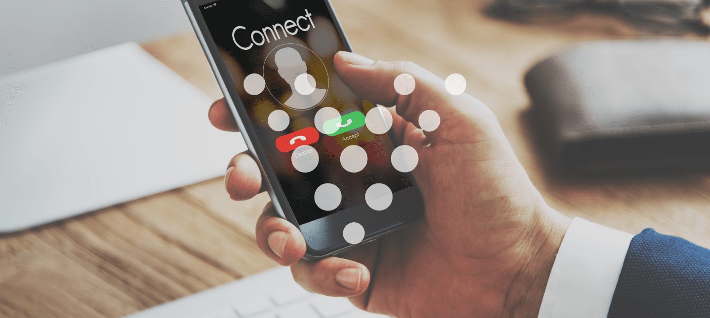 empresário com celular para fazer chamadas internacionais
