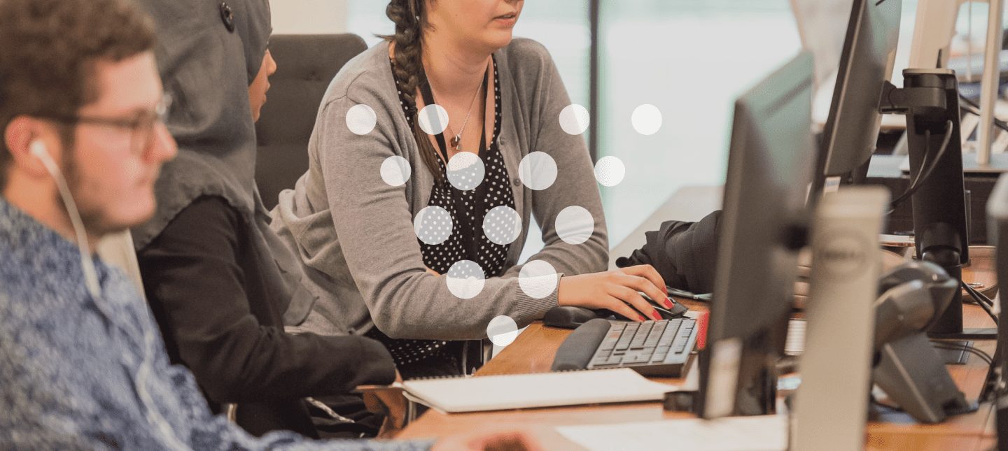 equipe treinando técnicas de abordagem ao cliente