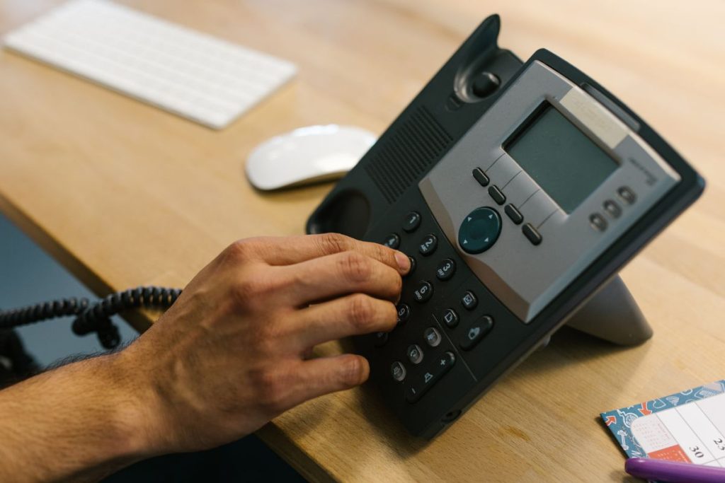 pessoa discando em telefone para obter lucro em vendas