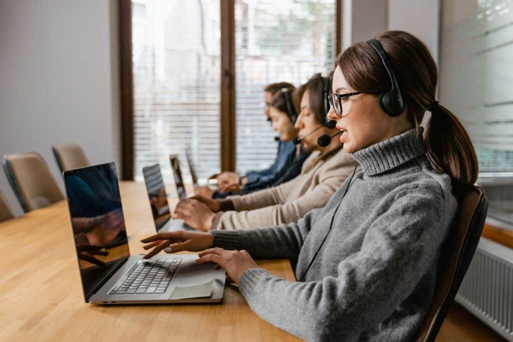 equipe de atendentes coletando Feedback do cliente por ligação