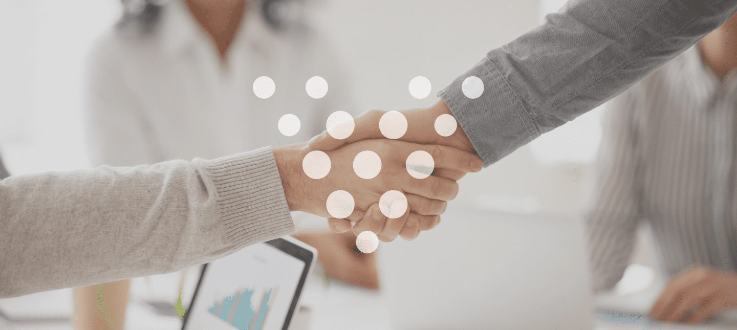 gestor recebendo Feedback do cliente junto com a equipe