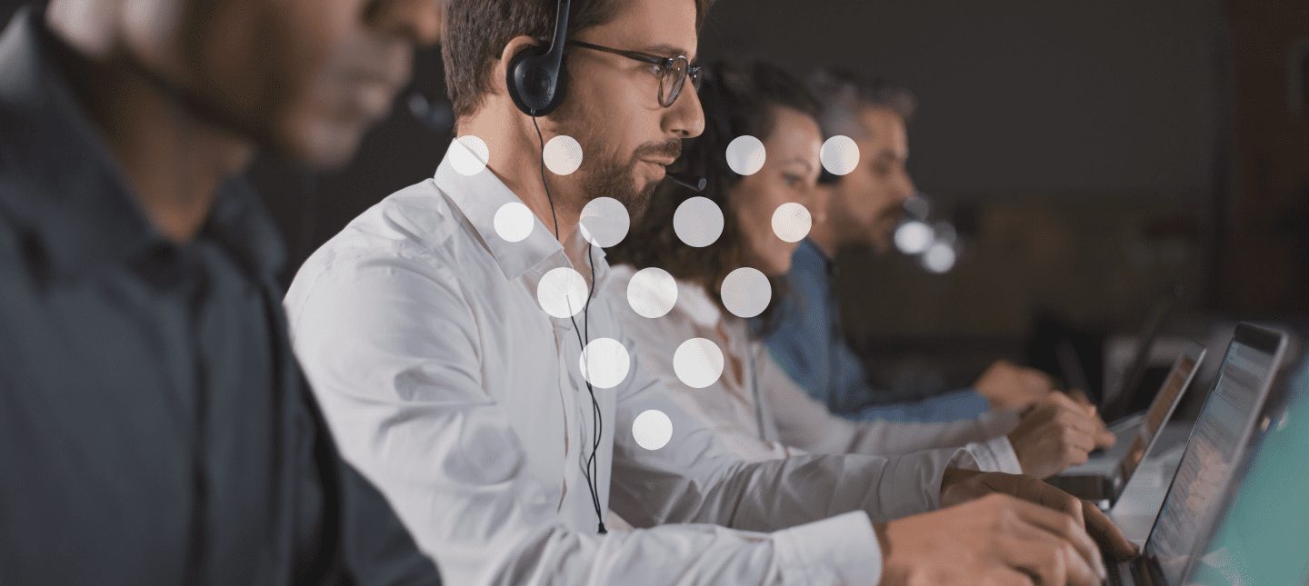 atendentes verificando para gravar ligações