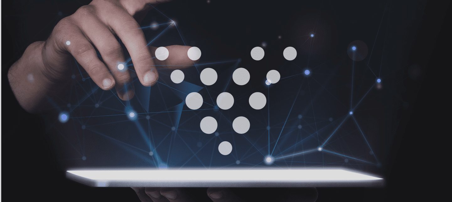 homem fazendo Integração de sistemas usando um tablet