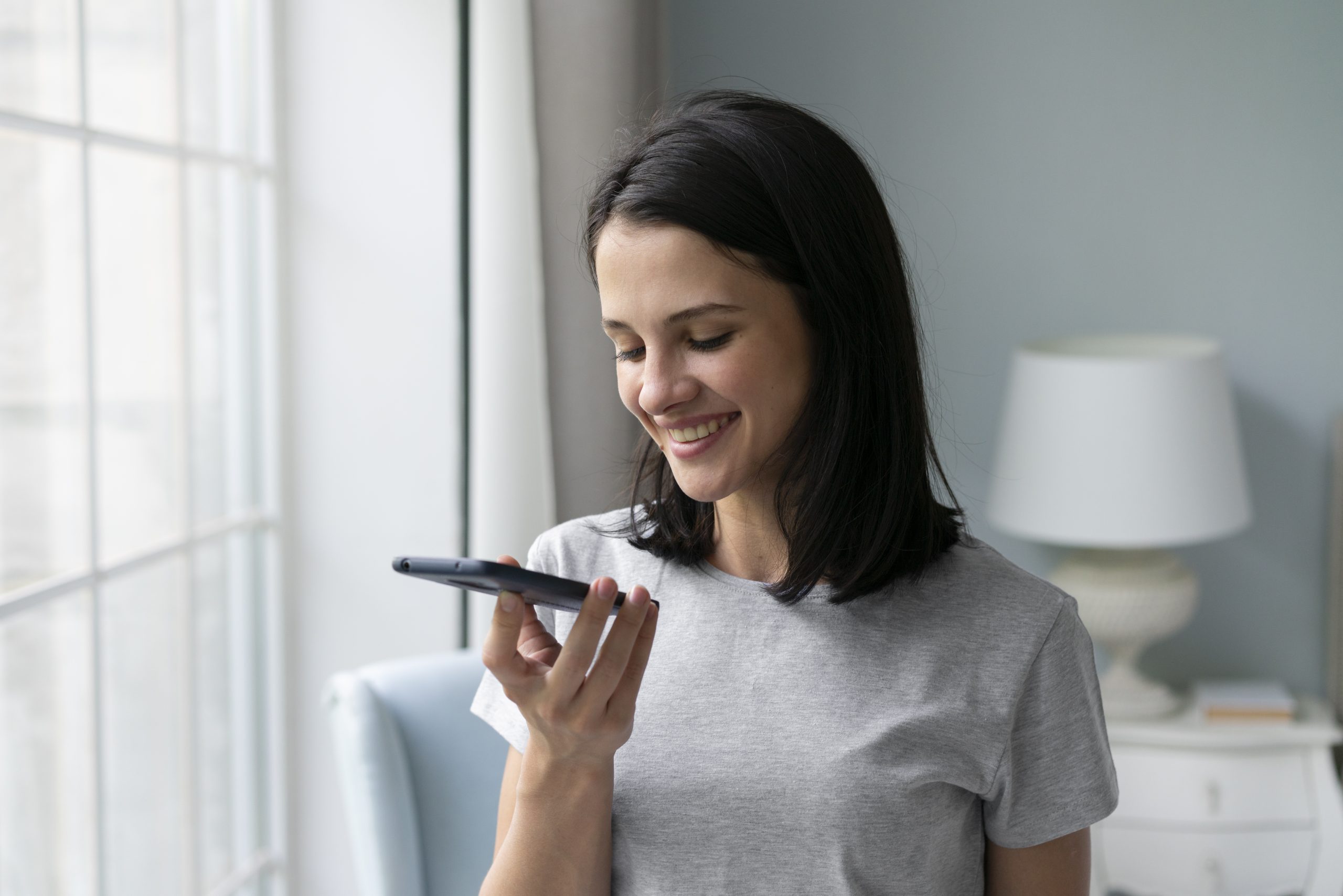 mulher segurando o telefone e usando o atendimento por IVR