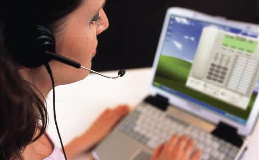 mulher fazendo ligações pela internet
