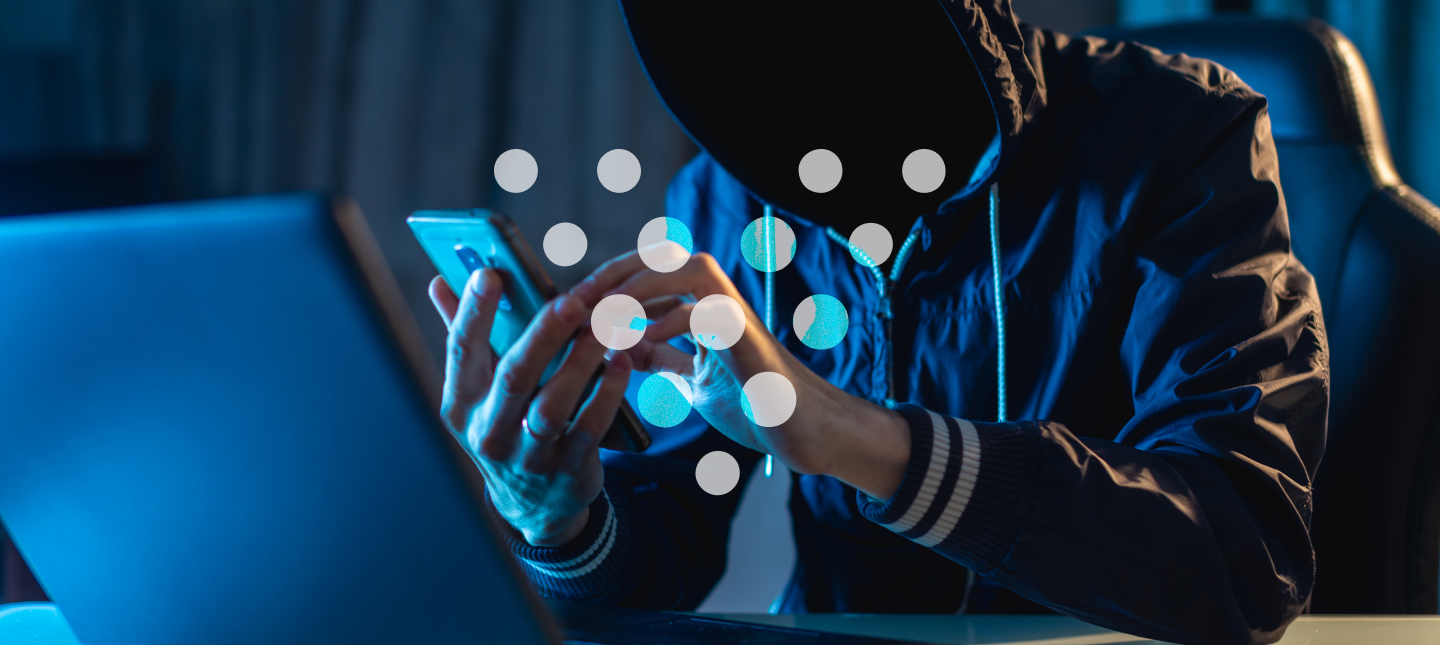 homem mexendo no celular como conceito de CallerID Spoofing