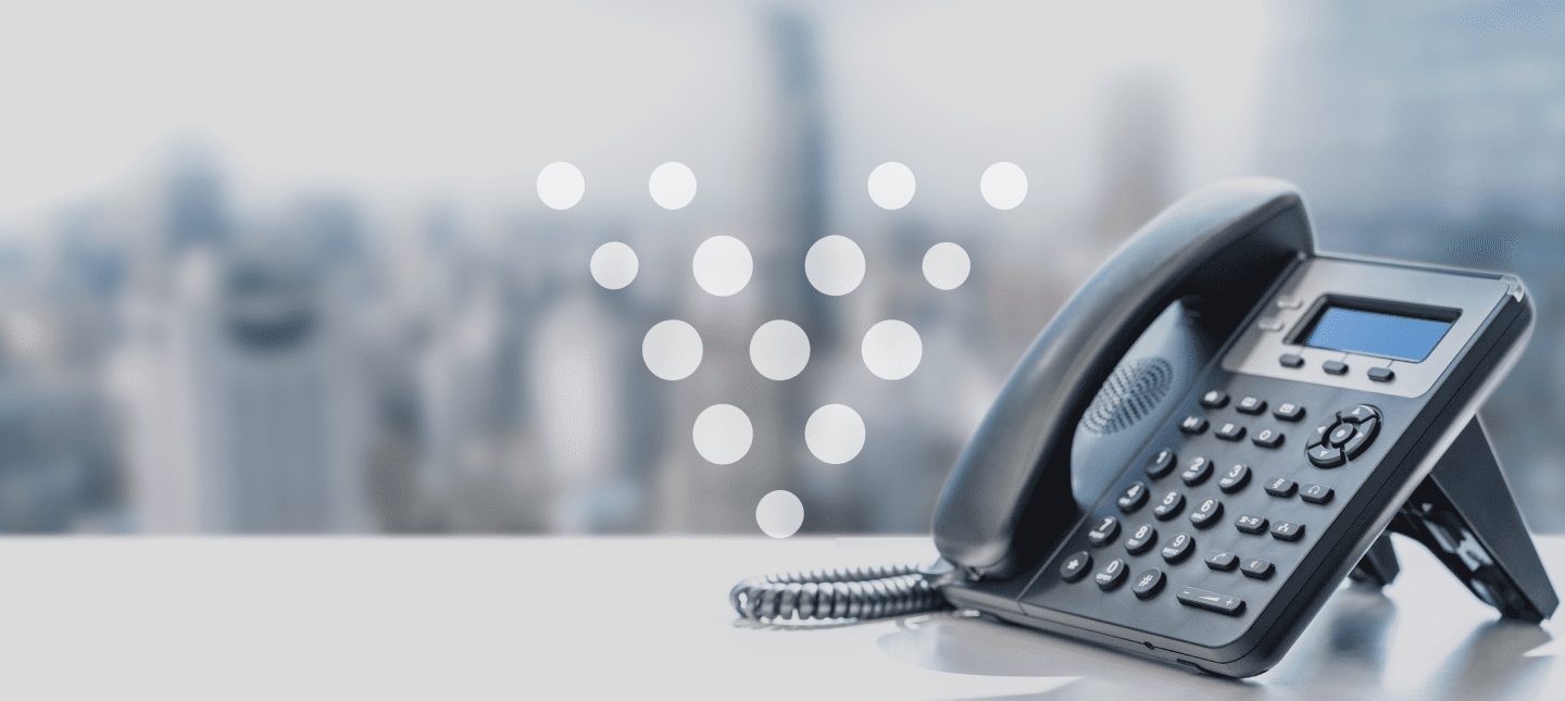 imagem de um telefone IP na mesa de escritório