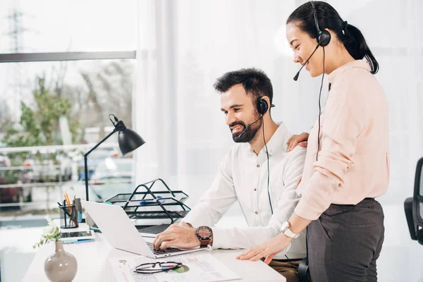 Equipe de Service Desk em reunião no escritório 