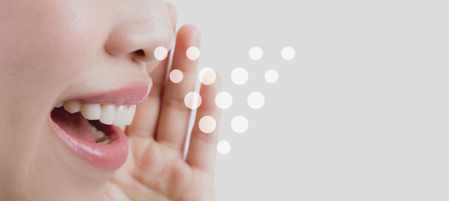 mulher de call center executando o Speech Analytics