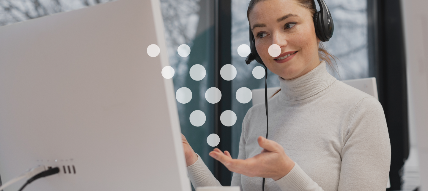 mulher fazendo prospecção de cliente por telefone