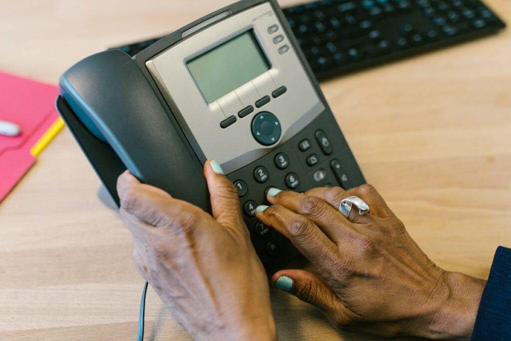mulher digitando em telefone para telefonia VoIP