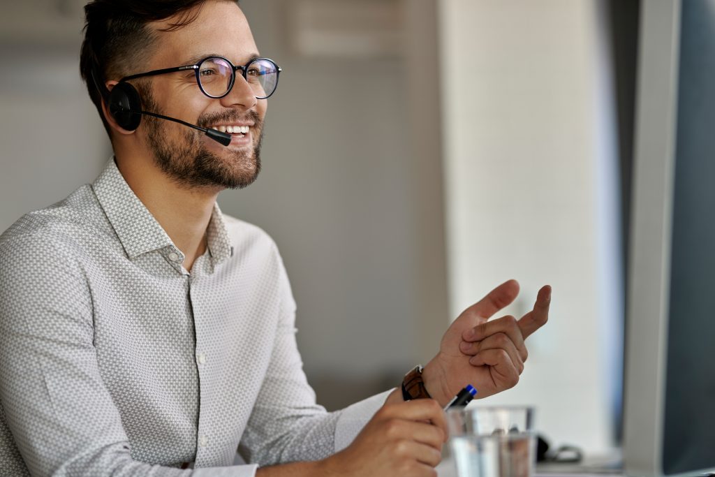 atendente de call center fazendo uma ligação em tempo médio de atendimento