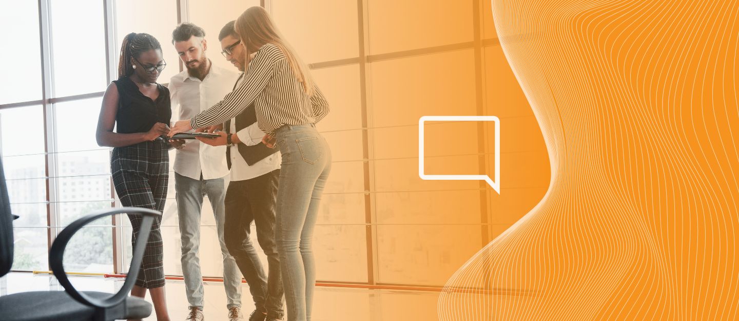 Equipe discutindo na empresa sobre fazer uma white label