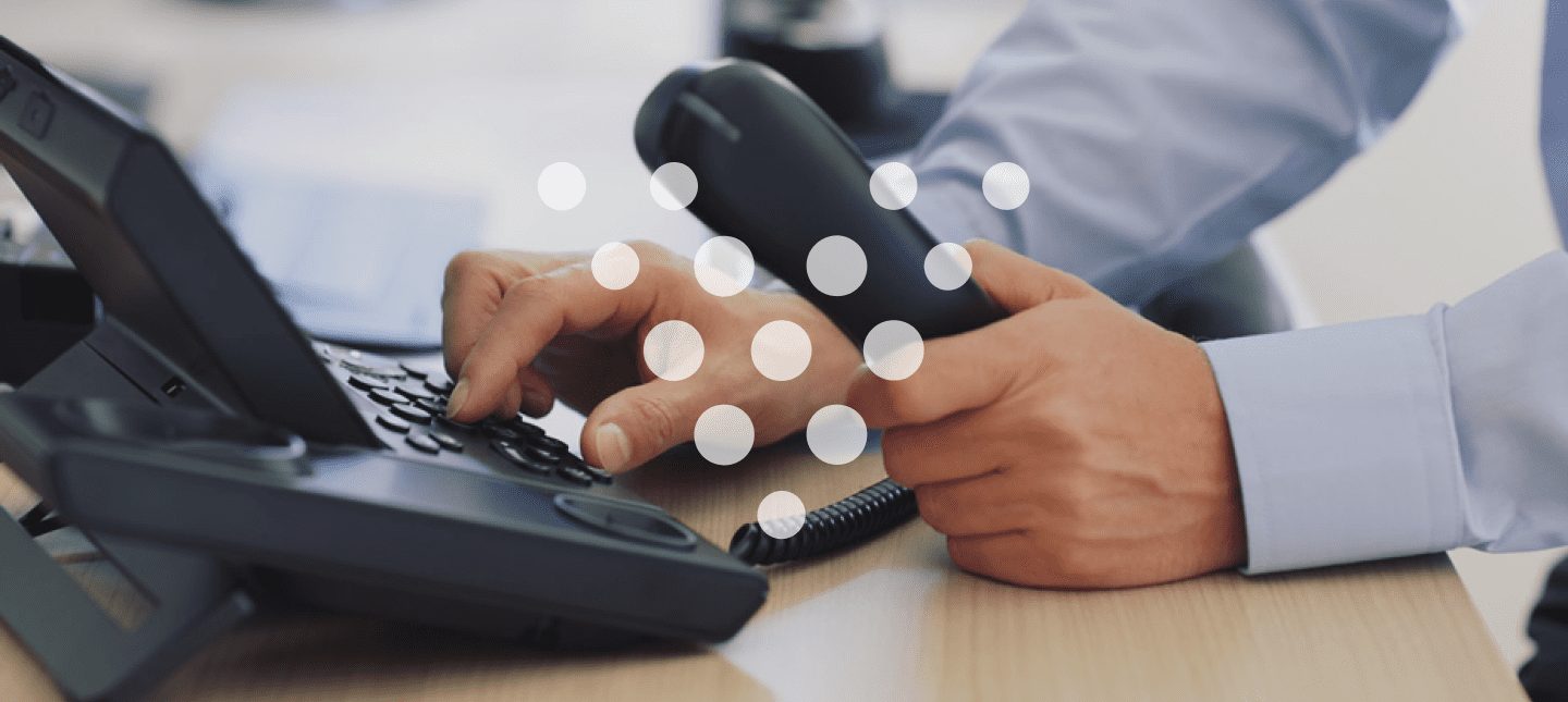 homem usando a URA no telefone