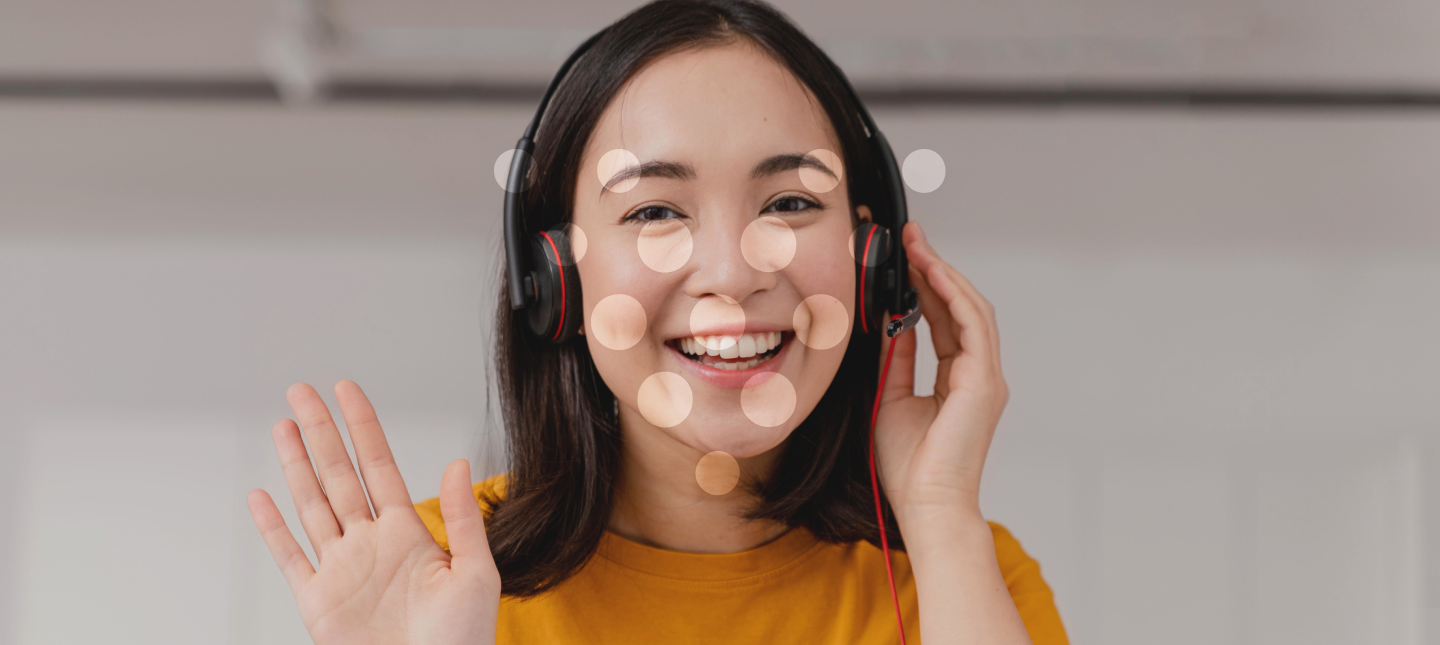 mulher fazendo videoconferência na sua empresa