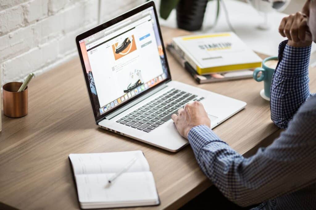 homem fazendo uma venda personalizada pelo notebook