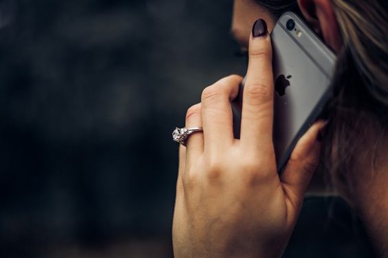mulher fazendo vendas por telefone 