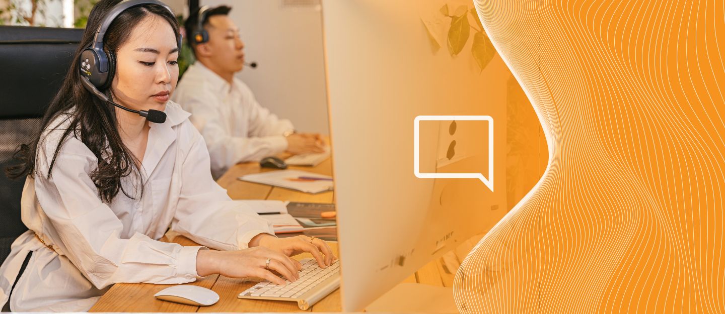 Pessoas usando WhatsApp Business integrado com número fixo virtual no computador. O que impacta positivamente na produtividade de atendimento dessas.