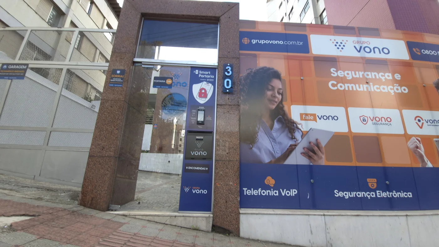 Profissional de atendimento com headset representando telefonia VoIP