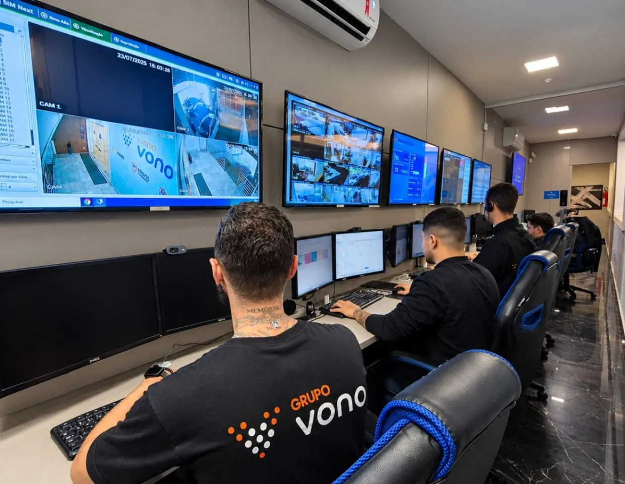 Equipe da central de monitoramento da Vono acompanhando a frota nas telas