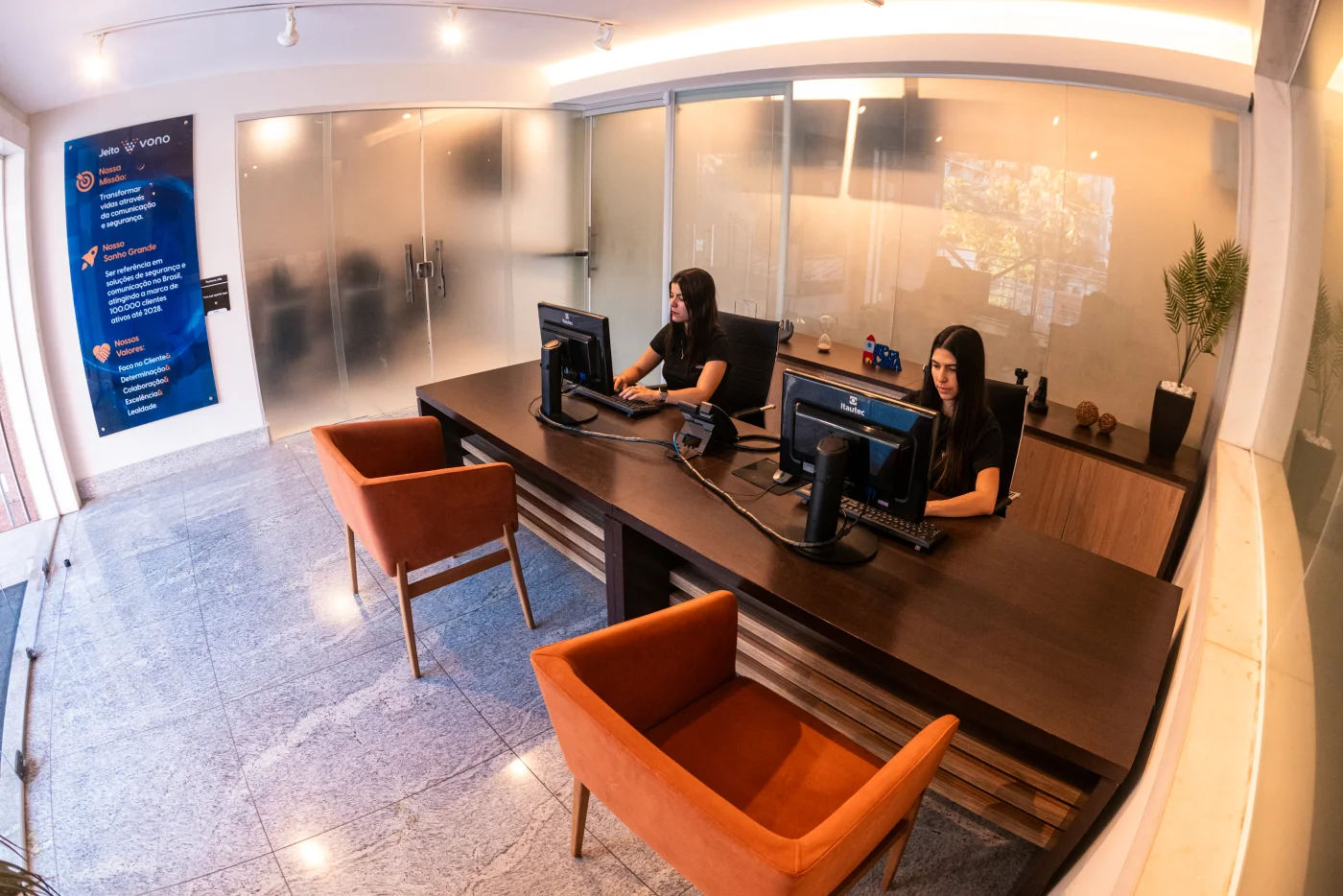 Operadores da central Vono atendendo portaria remota com headsets