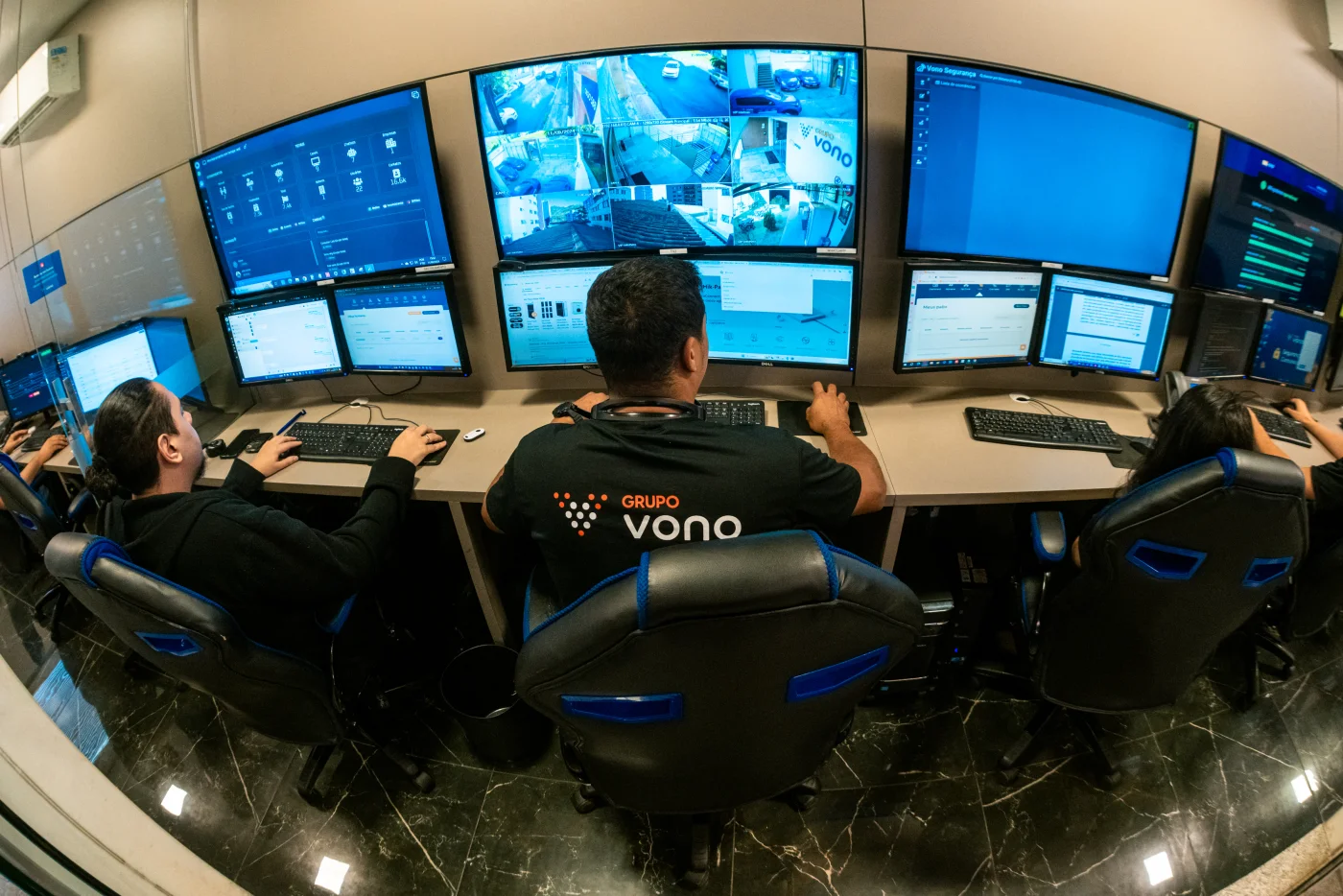 Operadores da central Vono monitorando rastreamento veicular em tempo real