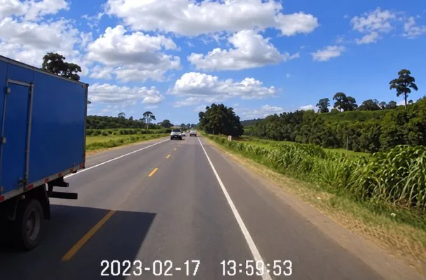 Imagem da câmera frontal de um caminhão em uma rodovia ensolarada