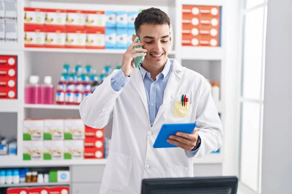 Farmacêutico usando sistema de telefonia VoIP para atendimento ao cliente, destacando eficiência na comunicação