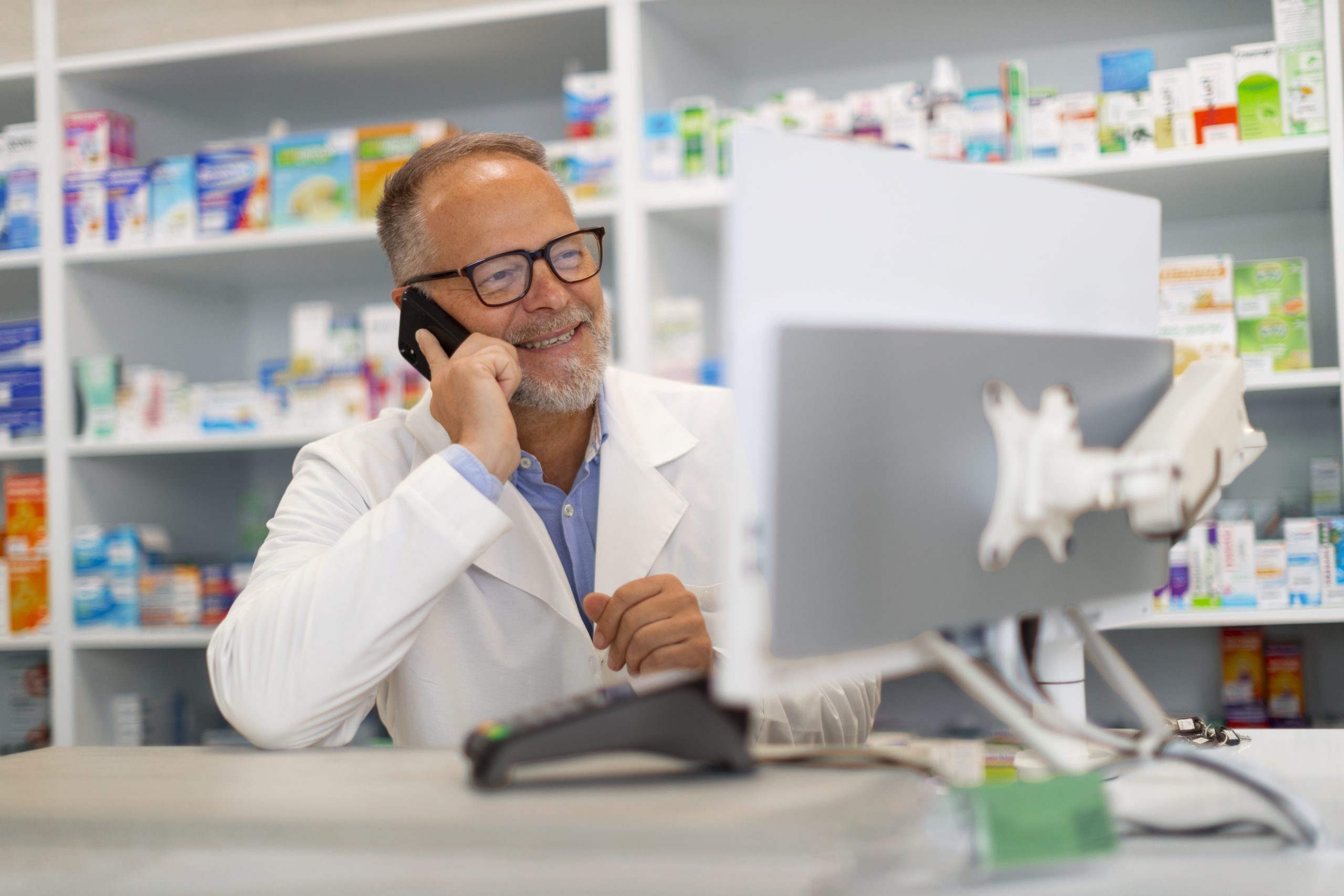 Farmacêutico usando sistema de telefonia VoIP para atendimento ao cliente, destacando eficiência na comunicação