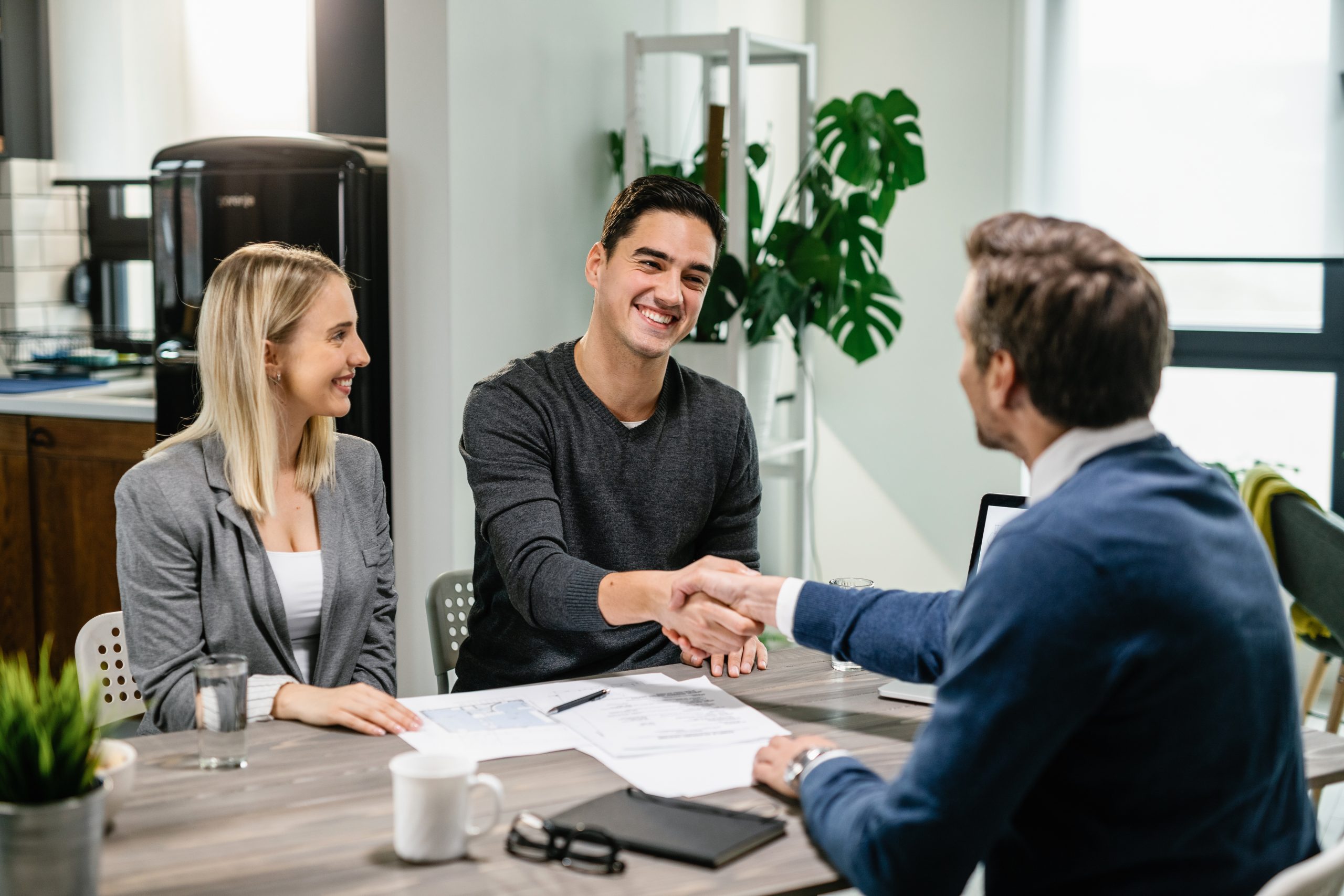 Equipe realizando follow-up com cliente após a compra, como Estratégias de Pós-vendas. 